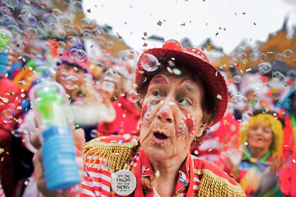 Jecken feiern auf dem Heumarkt den Auftakt der Karnevalssession (Archivbild): Die Kölner Oberbürgermeisterin Reker (parteilos) hat am Dienstag klargestellt, dass der Karnevalsauftakt am 11.11. dieses Jahr wegen Corona ausfallen muss.