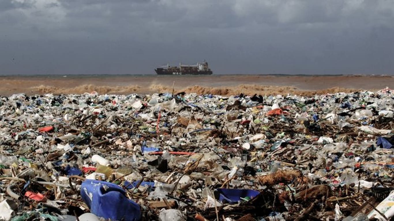 Plastikmüll an einem Mittelmeerstrand.