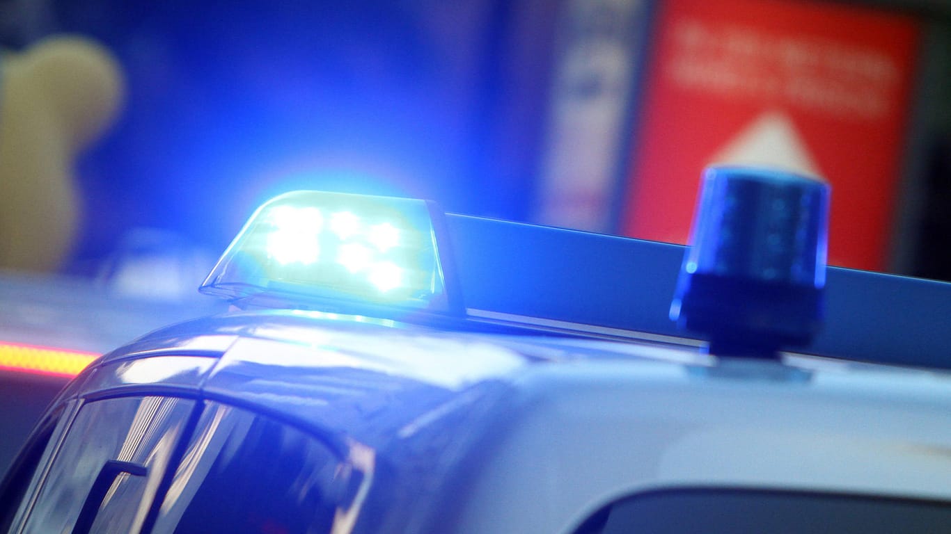 Einsatzwagen der Polizei fahren mit Blaulicht (Symbolbild): Ein Mann hat nach einem Streit Glasscherben aus einem Fenster auf die Straße geworfen.
