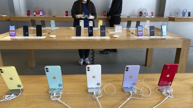 Mitarbeiter mit Mundschutz arbeitet in einem Apple Store in Peking.
