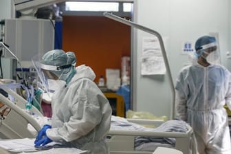 Das medizinische Personal der Intensivstation der Klinik Casalpalocco am Stadtrand von Rom kümmert sich um Corona-Patienten.