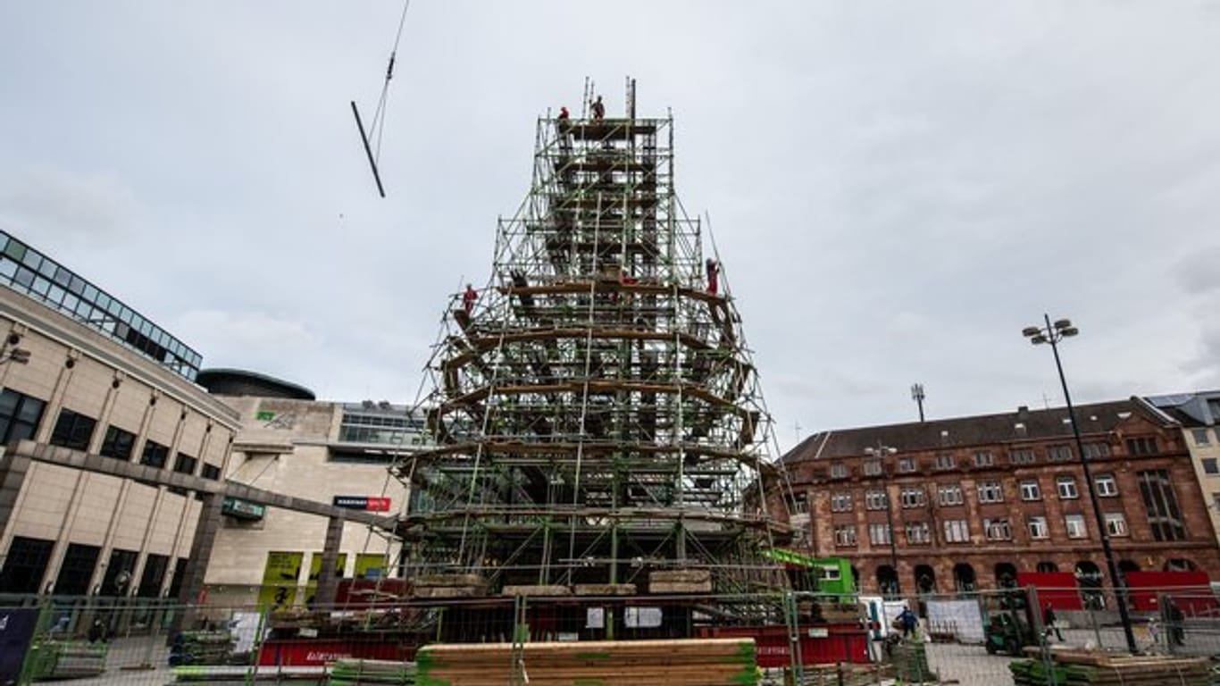 Aufbau Riesen-Weihnachtsbaum