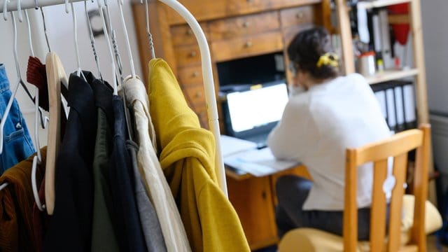 Möchte der Arbeitgeber kontrollieren, ob im Homeoffice Arbeits- und Datenschutzbestimmungen eingehalten werden, braucht er immer die Erlaubnis des Arbeitnehmers. Möchte der Arbeitgeber kontrollieren, ob im Homeoffice Arbeits- und Datenschutzbestimmungen eingehalten werden, braucht er immer die Erlaubnis des Arbeitnehmers.