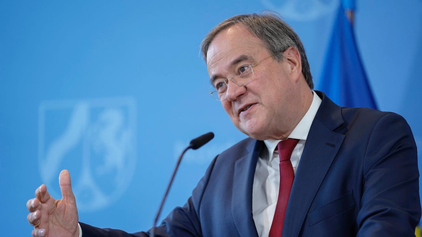 NRW-Ministerpräsident Armin Laschet: Neue Kontaktbeschränkungen sind wohl unumgänglich.
