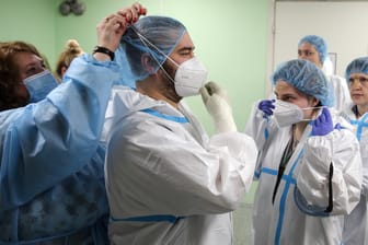 Corona-Pandemie: Ärzte bereiten sich auf die Versorgung von Intensivpatienten vor. Um eine Überlastung des Gesundheitssystems zu vermeiden, sollen härtere Einschränkungen beschlossen werden.