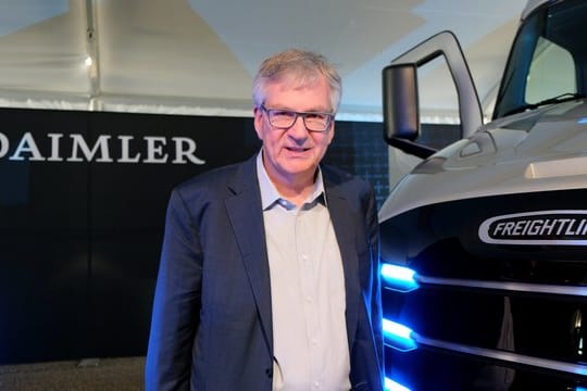 Martin Daum, Chef der Daimler-Lastwagensparte, stellt Elektro-Lastwagen der Marke Freightliner vor.