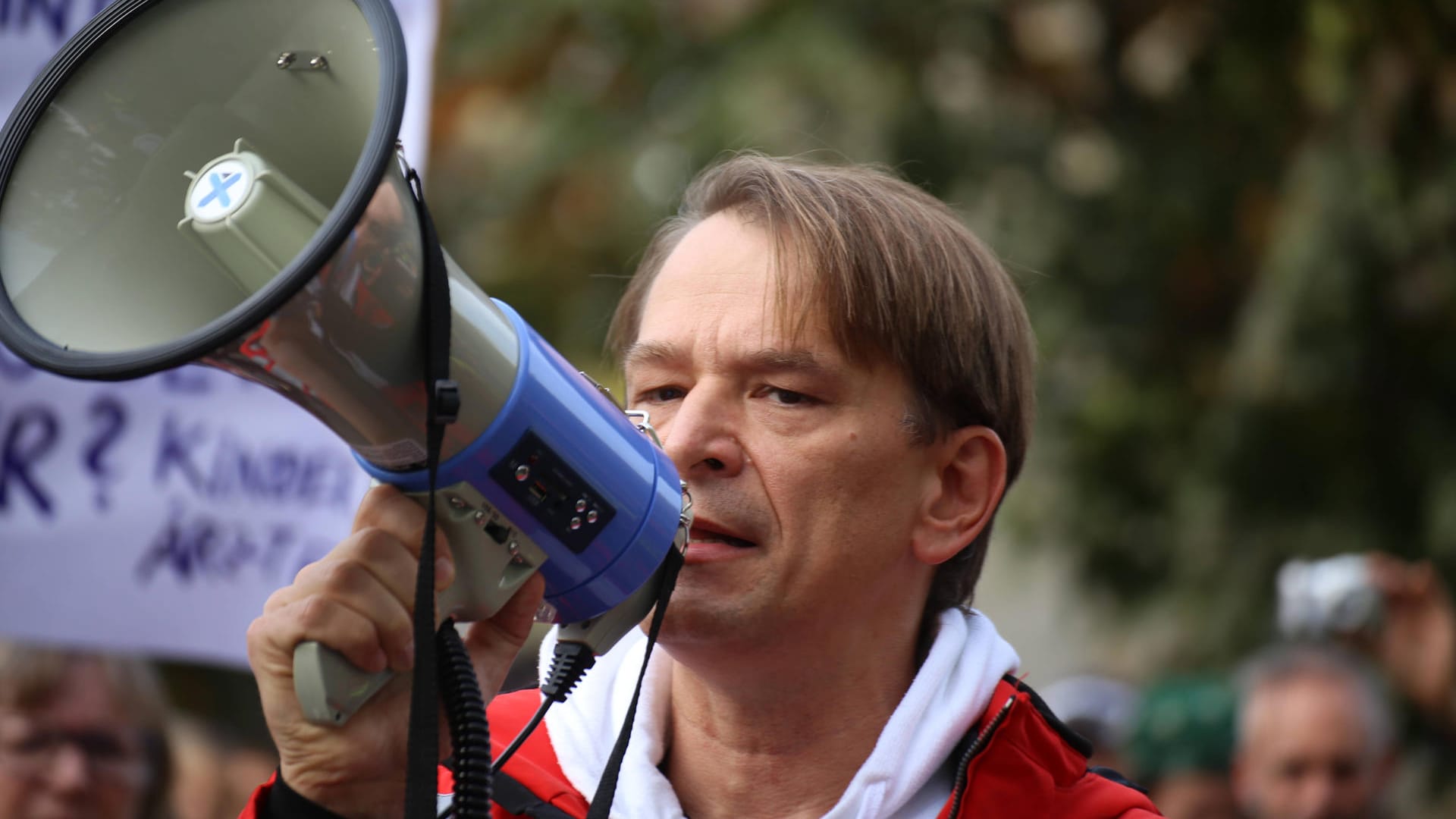 Bodo Schiffmann: Der HNO-Arzt war seit Ende September mit Unterbrechung auf einer Demo-Tour durch Deutschland mit einem Luxusbus. Nachdem er wieder in seiner Heimat Sinsheim ist, kamen am Dienstag Polizisten zu einer Hausdurchsuchung.