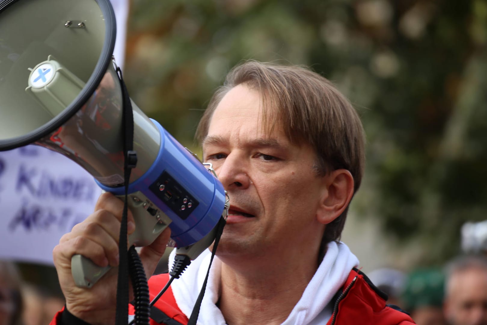 Bodo Schiffmann: Der HNO-Arzt war seit Ende September mit Unterbrechung auf einer Demo-Tour durch Deutschland mit einem Luxusbus. Nachdem er wieder in seiner Heimat Sinsheim ist, kamen am Dienstag Polizisten zu einer Hausdurchsuchung.