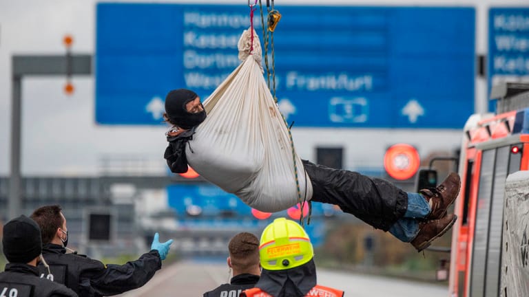 Umwelt-Aktivisten blockieren Autobahnen in Hessen