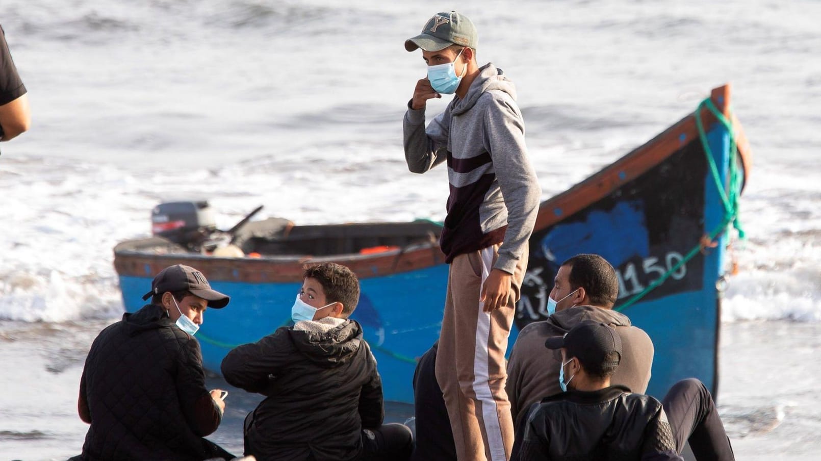 Migranten am Strand: Bei einer Überfahrt über den Ärmelkanal sind mehrere Menschen gestorben, viele kamen ins Krankenhaus. (Symbolfoto) Migranten am Strand: Bei einer Überfahrt über den Ärmelkanal sind mehrere Menschen gestorben, viele kamen ins Krankenhaus. (Symbolfoto)