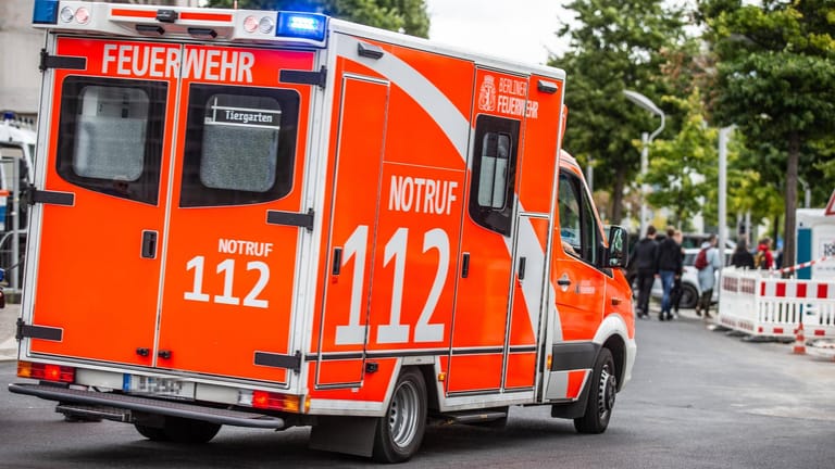 Karlsruhe: Ein 17-Jähriger ist aus dem Auto gefallen und hat sich beim Aufprall tödlich verletzt.