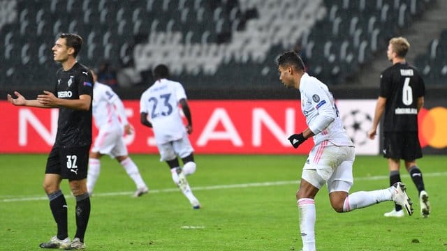 Ein Tor von Casemiro (r) vermasselte Gladbach kurz vor Schluss den Sieg gegen Real Madrid. Ein Tor von Casemiro (r) vermasselte Gladbach kurz vor Schluss den Sieg gegen Real Madrid.