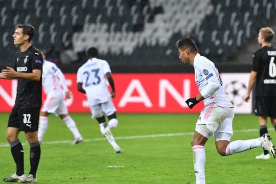 Ein Tor von Casemiro (r) vermasselte Gladbach kurz vor Schluss den Sieg gegen Real Madrid.