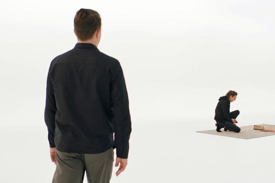 Linus (Friedrich Mücke) will Luca (Laura de Boer) im virtuellen Raum treffen.