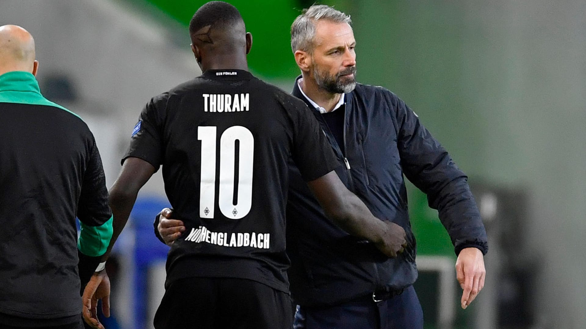 Starker Auftritt: Gladbachs Thuram wird von Trainer Marco Rose in den Arm genommen.