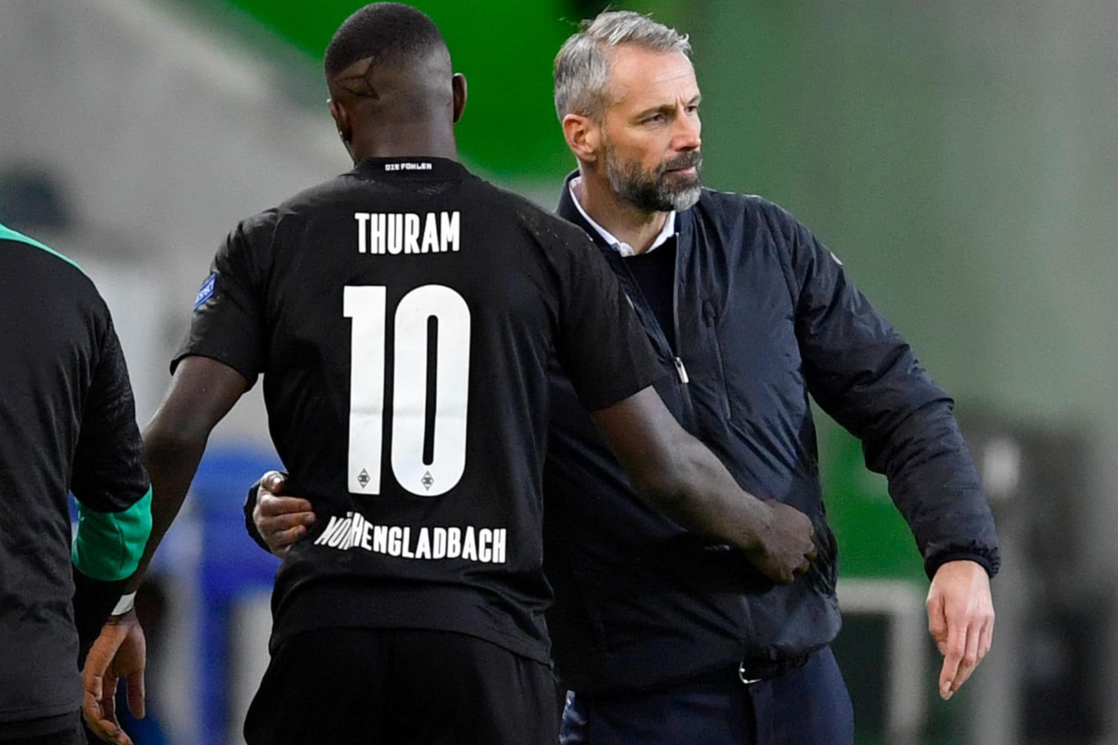 Starker Auftritt: Gladbachs Thuram wird von Trainer Marco Rose in den Arm genommen.