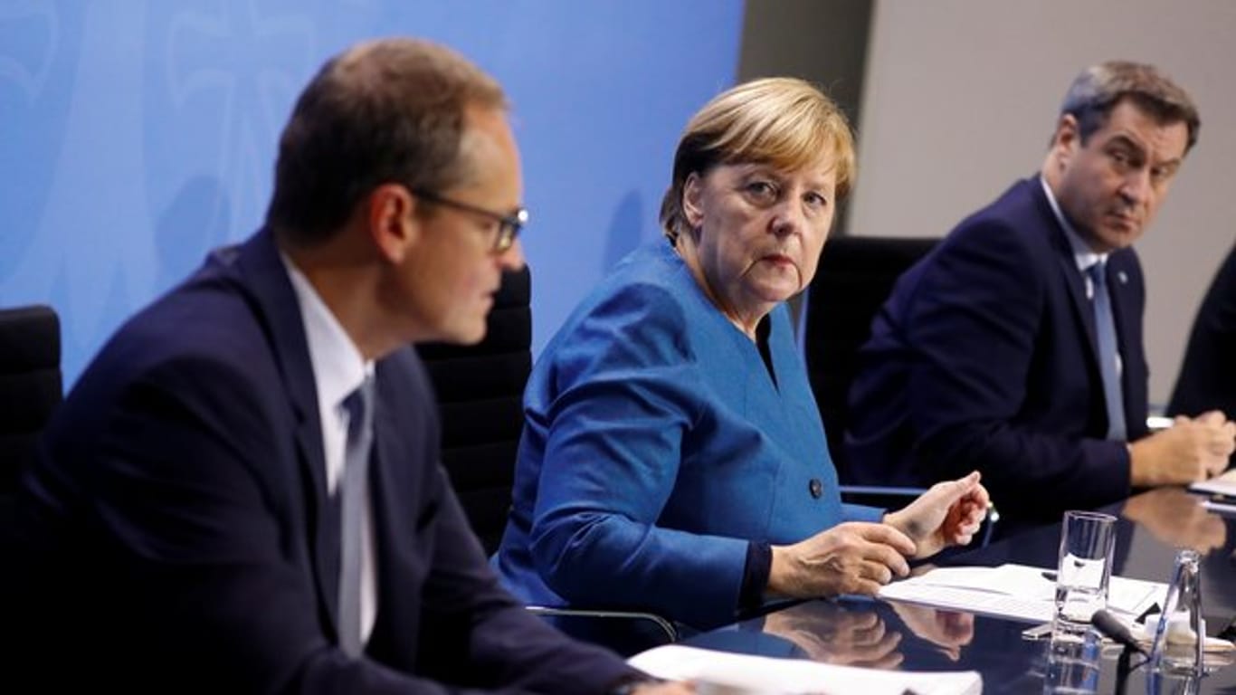 Bundeskanzlerin Angela Merkel, Berlins Regierender Bürgermeister Michael Müller (l) und der bayerische Ministerpräsident Markus Söder geben nach ihren Beratungen eine Pressekonferenz im Kanzleramt.
