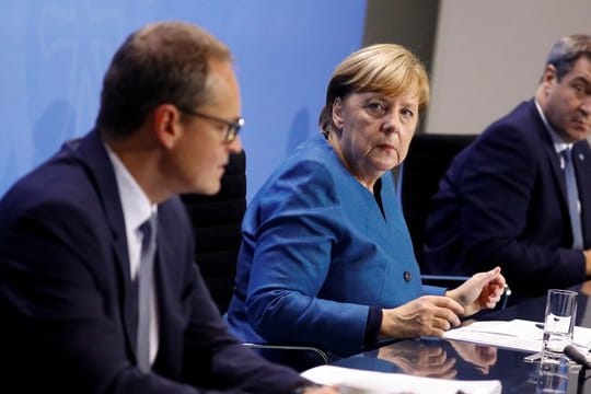 Bundeskanzlerin Angela Merkel, Berlins Regierender Bürgermeister Michael Müller (l) und der bayerische Ministerpräsident Markus Söder geben nach ihren Beratungen eine Pressekonferenz im Kanzleramt.