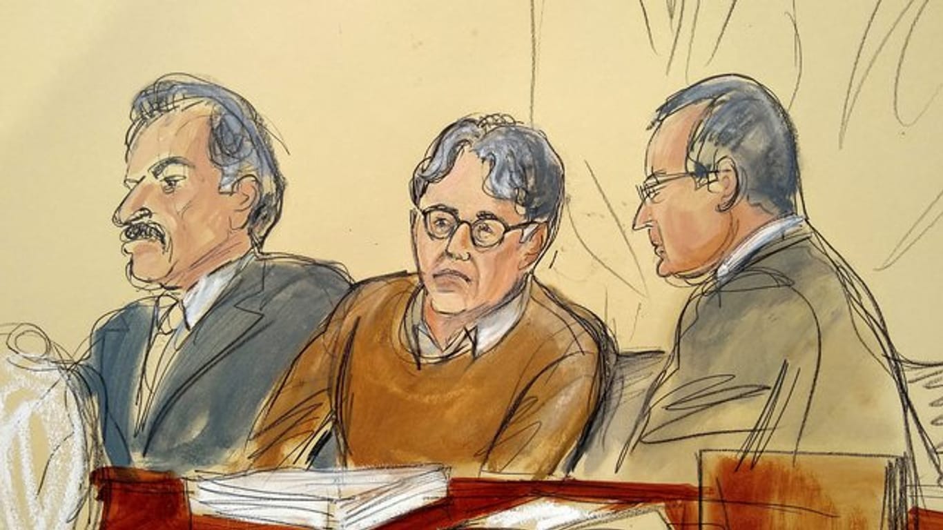 Die Zeichnung zeigt den Angeklagten Keith Raniere (M) im Gerichtssaal.