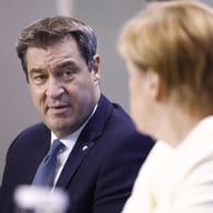 Kanzlerin Merkel und Bayerns Ministerpräsident Söder drängen auf noch schärfere Regeln gegen Corona.
