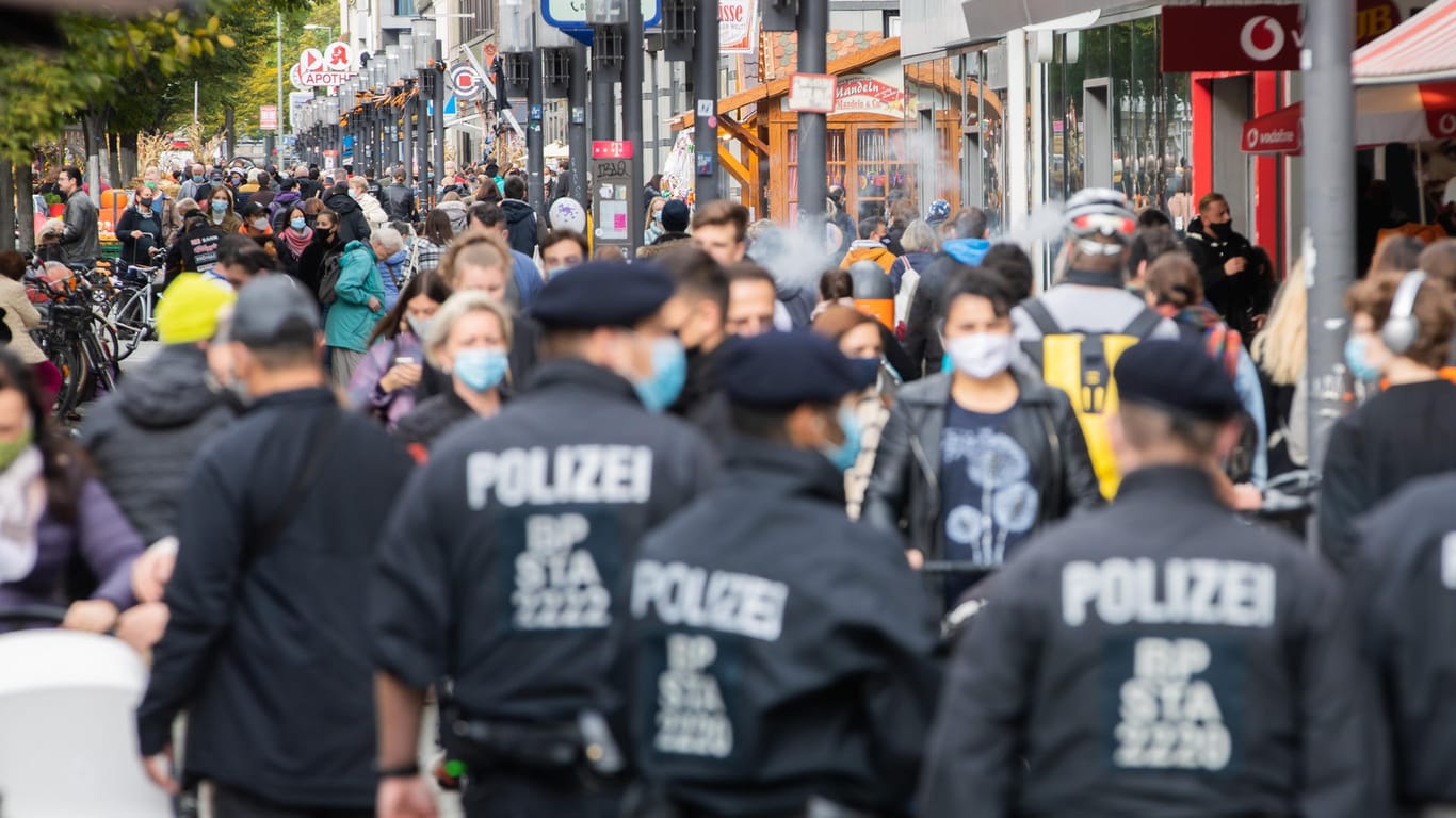 Bundespolizisten kontrollieren auf der Wilmersdorfer Straße in Berlin die Einhaltung der Maskenpflicht.