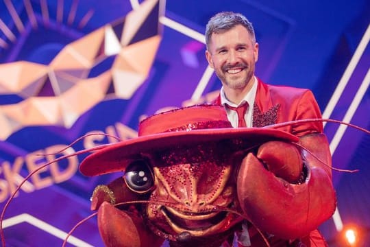 Jochen Schropp lässt die Hummer-Maske fallen.