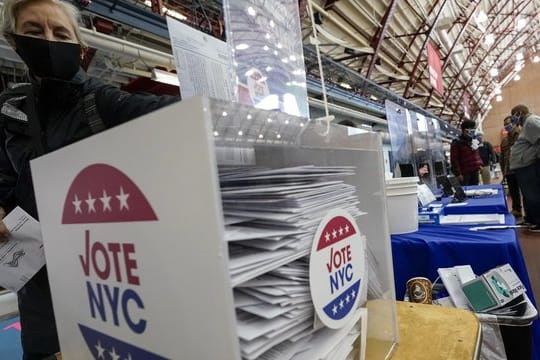 US-Amerikaner nehmen die Möglichkeit wahr, bereits vor dem Wahltermin ihre Stimme abzugeben.