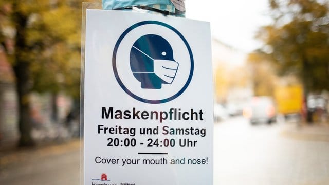Mit dem Krisenmanagement der Bundesregierung ist weiterhin eine Mehrheit der Deutschen einverstanden. Mit dem Krisenmanagement der Bundesregierung ist weiterhin eine Mehrheit der Deutschen einverstanden.