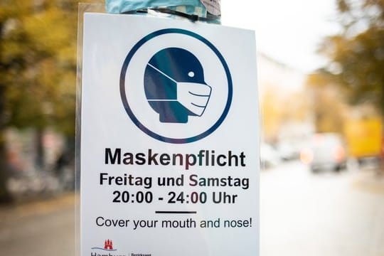 Mit dem Krisenmanagement der Bundesregierung ist weiterhin eine Mehrheit der Deutschen einverstanden.