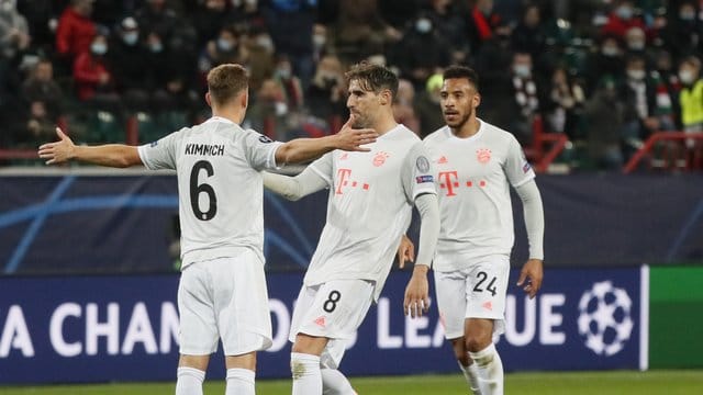 Joshua Kimmich (l) erlöste die Bayern mit seinem Tor in Moskau.