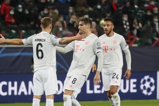 Joshua Kimmich (l) erlöste die Bayern mit seinem Tor in Moskau.