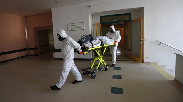 Ein Covid-19-Patient kommt im tschechischen Kyjov in die Intensivstation eines Krankenhauses.