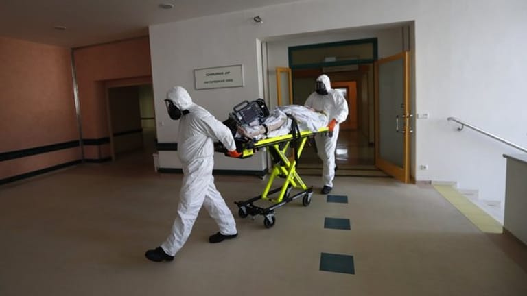 Ein Covid-19-Patient kommt im tschechischen Kyjov in die Intensivstation eines Krankenhauses.