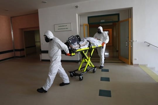 Ein Covid-19-Patient kommt im tschechischen Kyjov in die Intensivstation eines Krankenhauses.