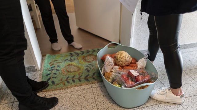 Mitarbeiterinnen des Malteser Hilfsdienstes mit Lebensmitteln vor einer Haustür. Mitarbeiterinnen des Malteser Hilfsdienstes mit Lebensmitteln vor einer Haustür.