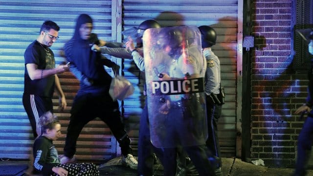 Demonstranten geraten in Philadelphia mit Polizisten aneinander. Demonstranten geraten in Philadelphia mit Polizisten aneinander.