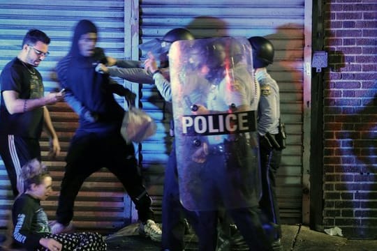 Demonstranten geraten in Philadelphia mit Polizisten aneinander.