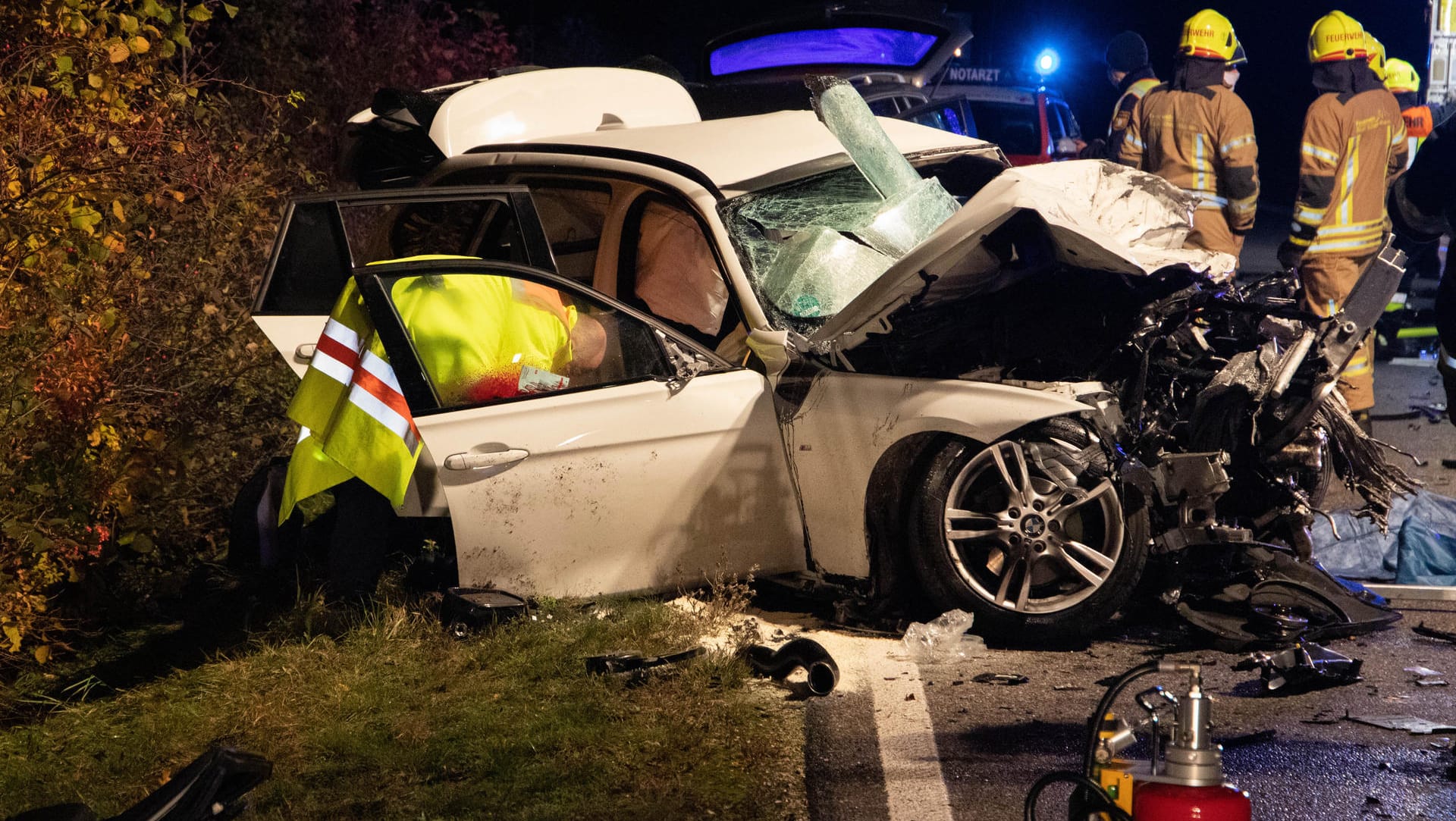 Der Unfallort auf der Bundestraße 300 in Bayern: Ein Fahrer war mit seinem Wagen aus bislang ungeklärter Ursache in den Gegenverkehr geraten.