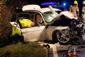 Der Unfallort auf der Bundestraße 300 in Bayern: Ein Fahrer war mit seinem Wagen aus bislang ungeklärter Ursache in den Gegenverkehr geraten.