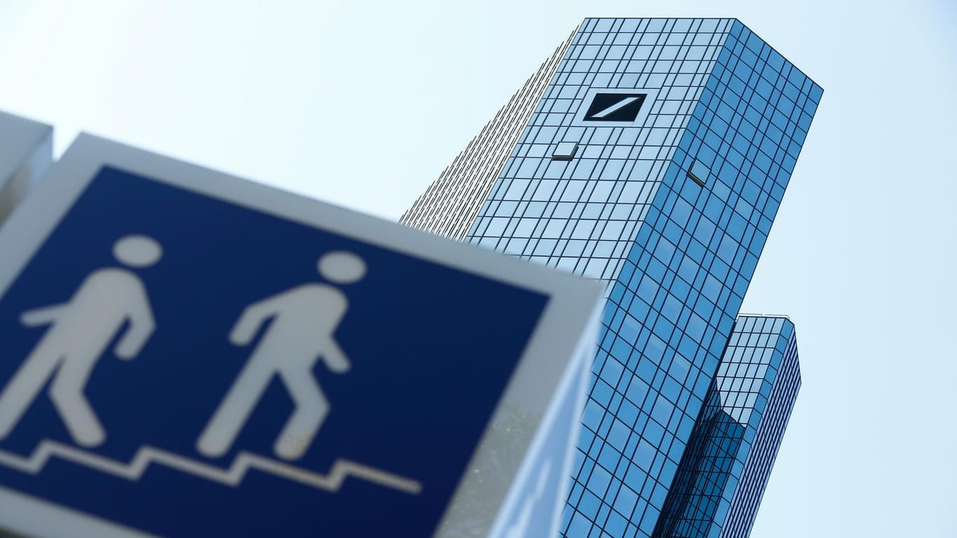 Die Zentrale der Deutschen Bank in Frankfurt (Symbolbild): Das größte deutsche Geldhaus überrascht Analysten mit positiven Zahlen.