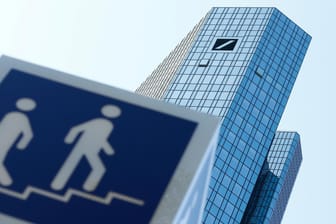 Die Zentrale der Deutschen Bank in Frankfurt (Symbolbild): Das größte deutsche Geldhaus überrascht Analysten mit positiven Zahlen.