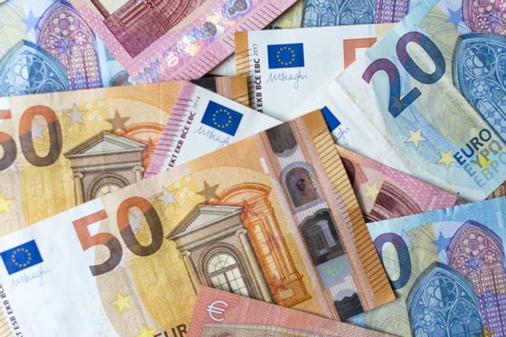 Geldscheine (Symbolbild): Das Erzbistum Freiburg muss Millionen nachzahlen.