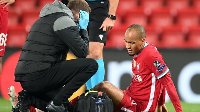 Auch Liverpools Verteidiger Fabinho (r) verletzte sich.