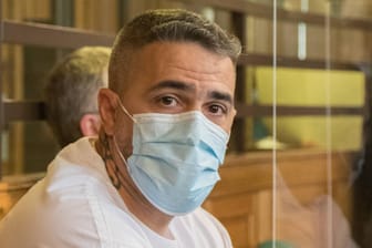 Der Rapper Bushido mit Maske im Gerichtssaal: Er ist positiv auf das Coronavirus getestet worden.