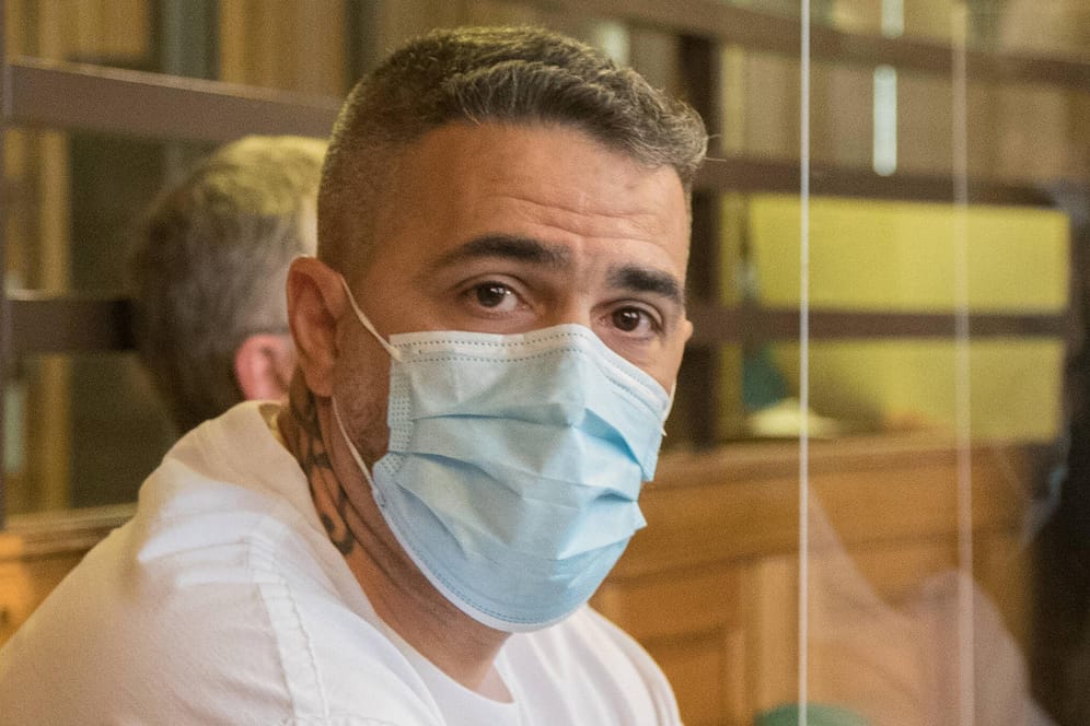 Der Rapper Bushido mit Maske im Gerichtssaal: Er ist positiv auf das Coronavirus getestet worden.