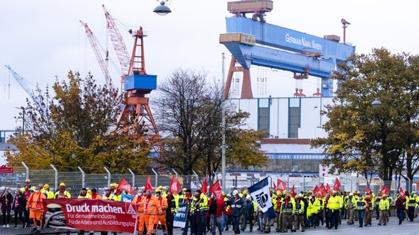 Teilnehmer einer Demonstration gehen auf einer Straße vor der Kieler Werft German Naval Yards: Die Arbeiter machten sich für den Erhalt der Werften stark.