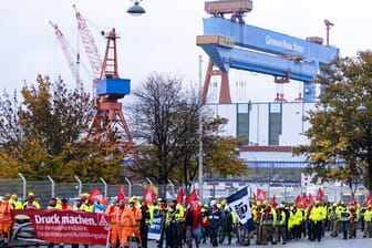 Teilnehmer einer Demonstration gehen auf einer Straße vor der Kieler Werft German Naval Yards: Die Arbeiter machten sich für den Erhalt der Werften stark.