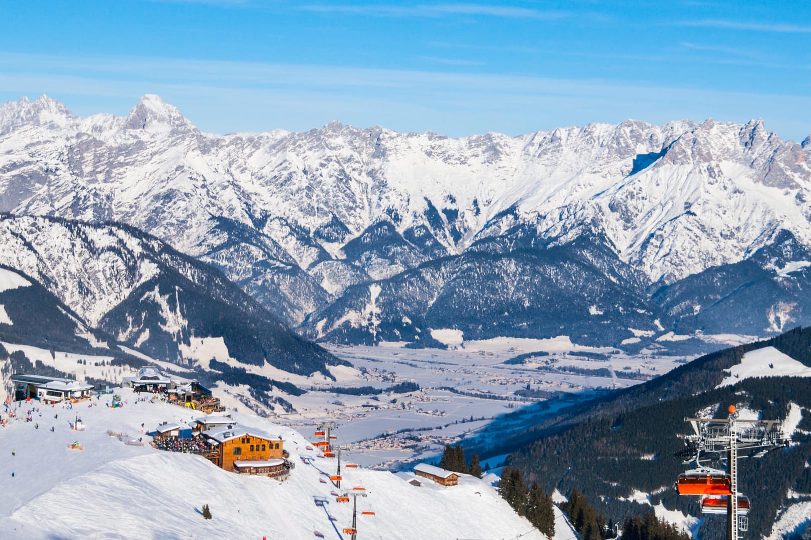 Wintersport in Corona-Zeiten: In Österreich hat trotz steigender Infektionszahlen die Skisaison begonnen.