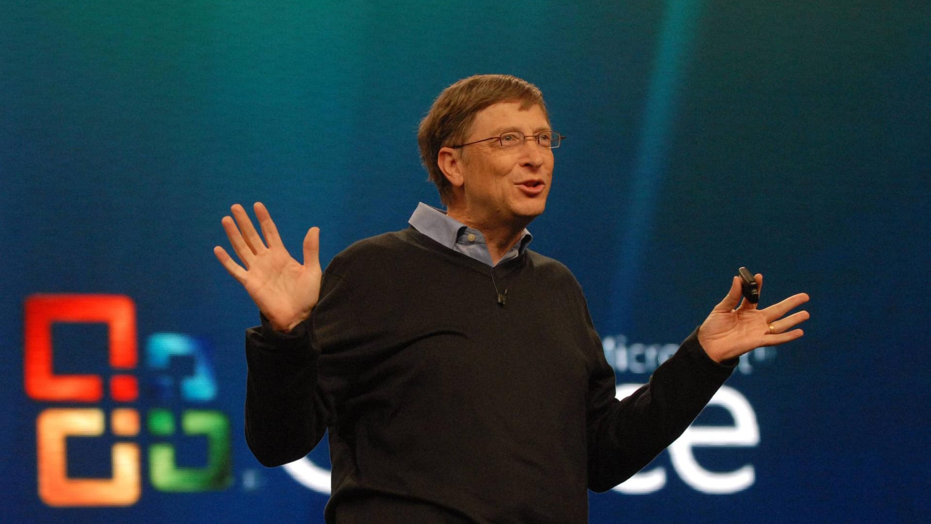 Bill Gates spricht bei einer Pressekonferenz: