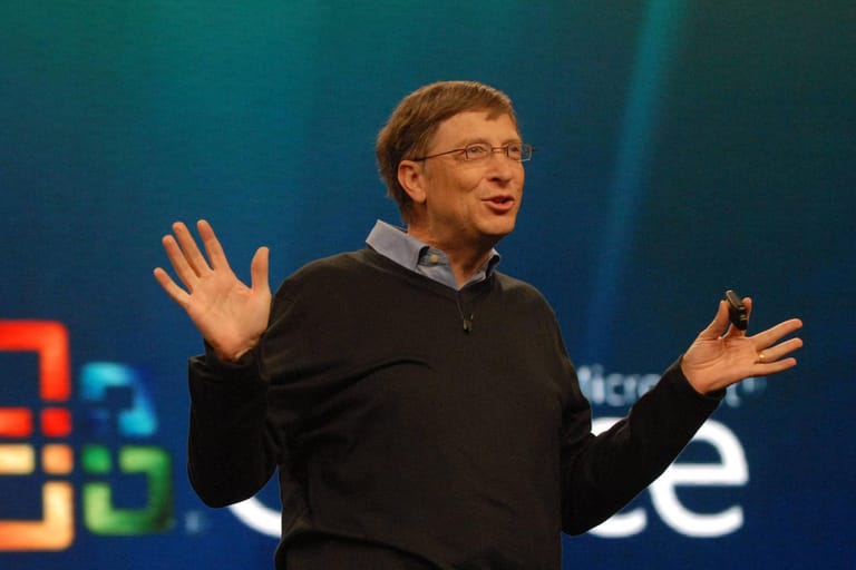 Bill Gates spricht bei einer Pressekonferenz:
